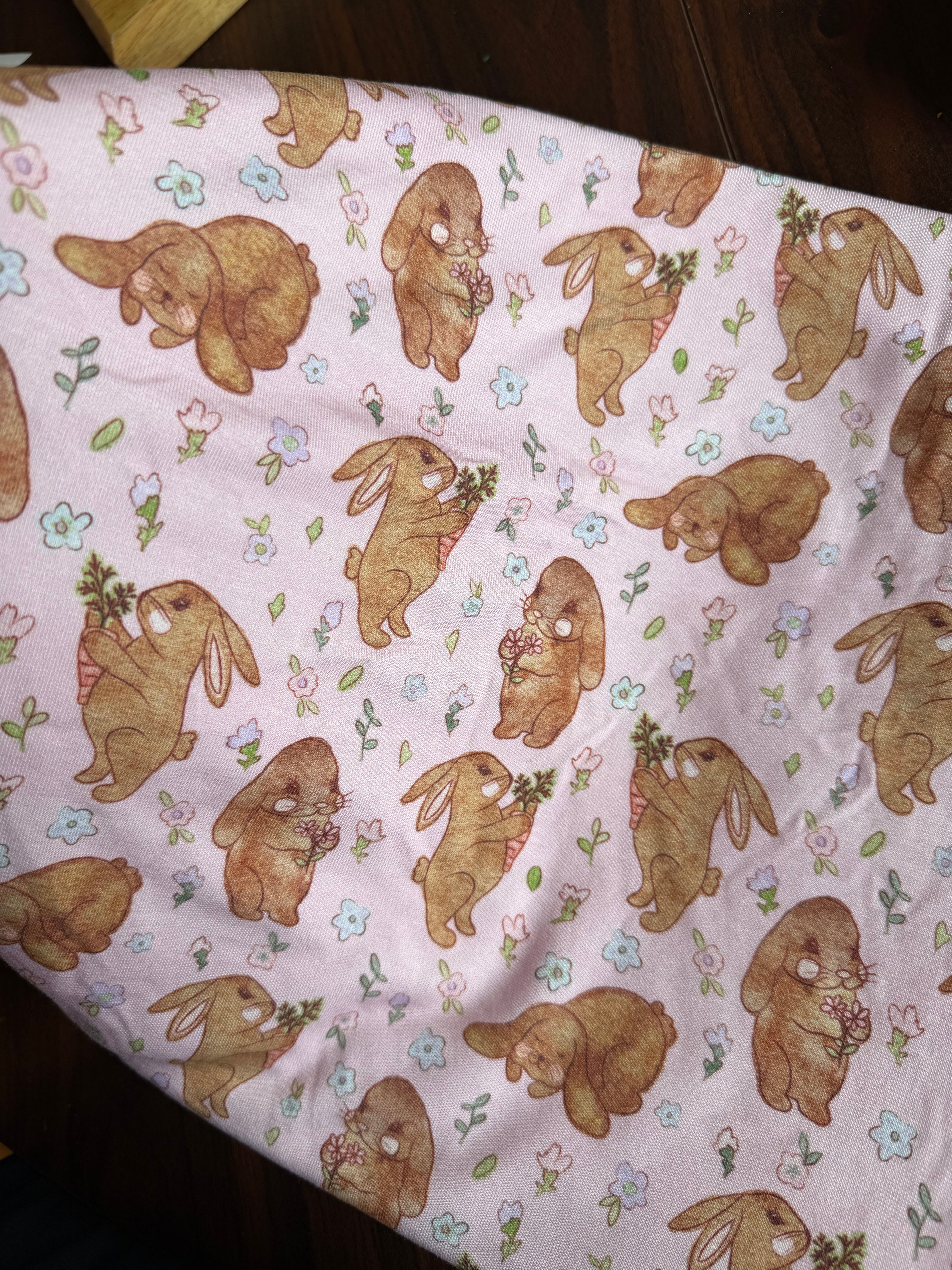 Basic tee - bunnies in pink